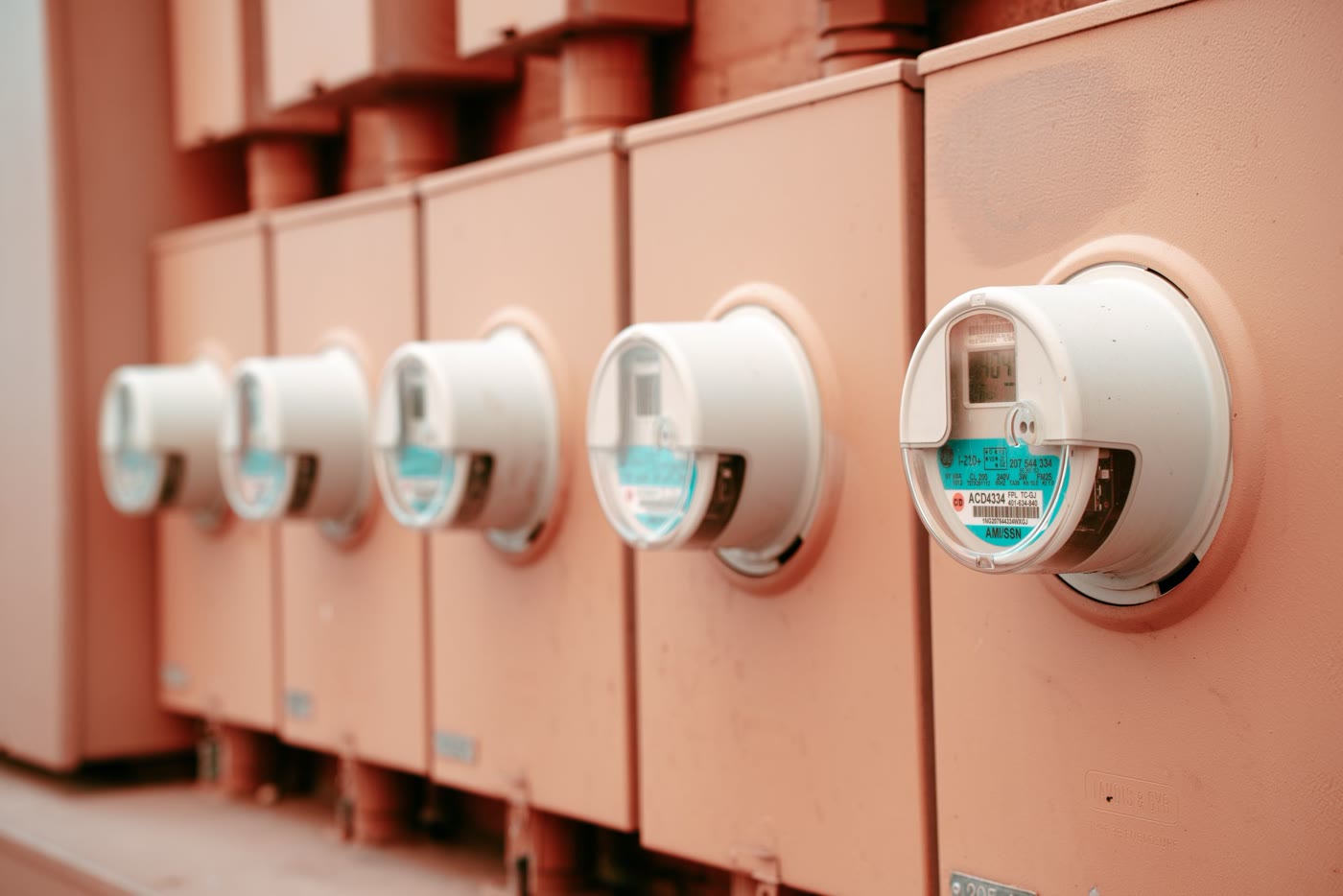 Fileira de medidores de energia instalados na parede de um prédio