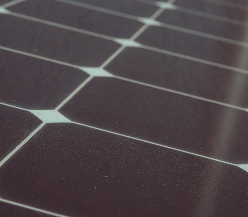 Detalhe aproximado da superfície de um módulo solar com uma camada fina de poeira sobre o vidro
