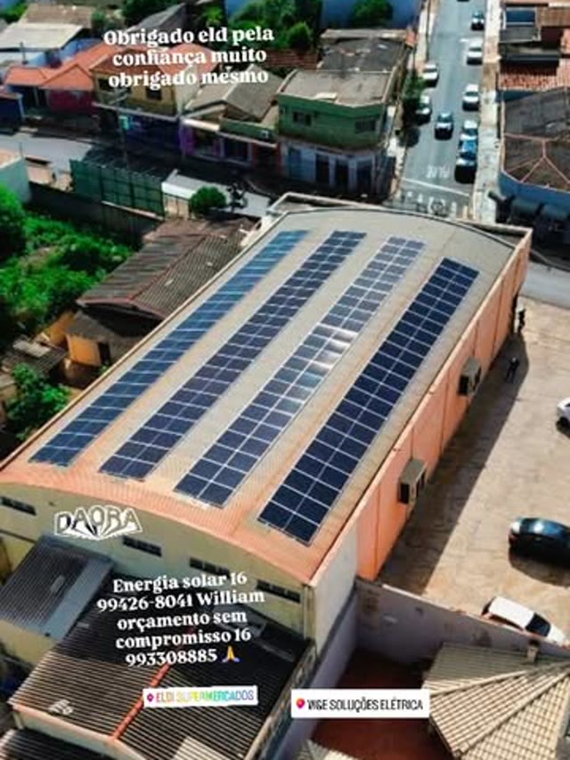 Vista aérea de um comércio de rua com uma usina solar instalada no telhado