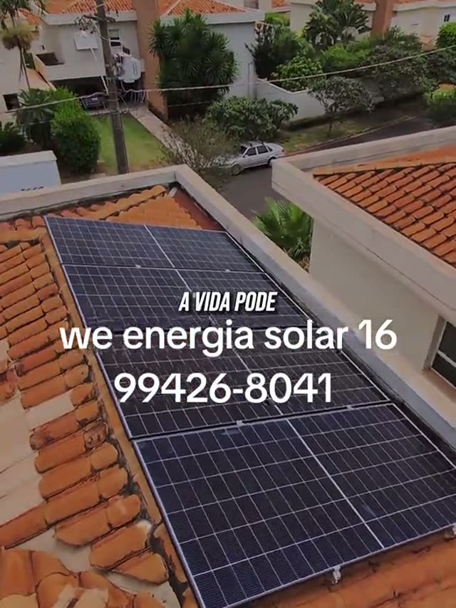 Placas solares instaladas sobre o telhado de telha cerâmica de uma casa